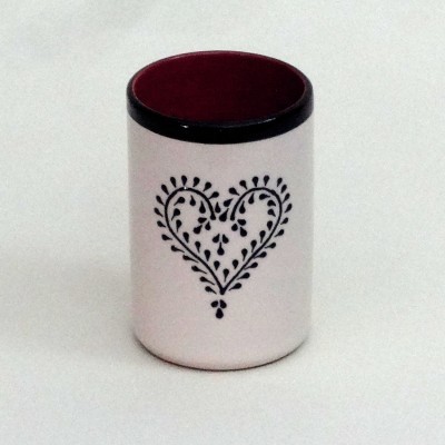 Porta-lápis cilíndrico branco com desenho de coração preto e interior vermelho escuro