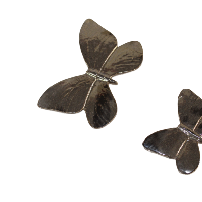 Brincos metálicos prateados em forma de borboleta