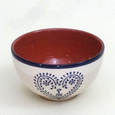 Tigela de cerâmica branca com padrão azul e interior vermelho