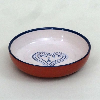 Tigela cerâmica com desenho de coração azul no interior e borda azul escuro