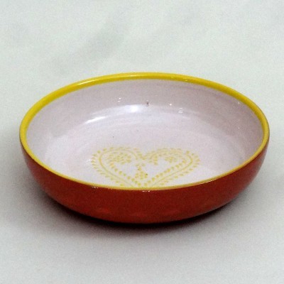 Tigela cerâmica branca com padrão amarelo em forma de coração e borda amarela, exterior laranja
