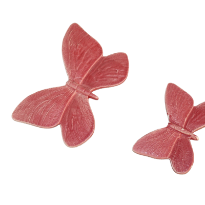Borboletas rosas de cerâmica com textura detalhada nas asas