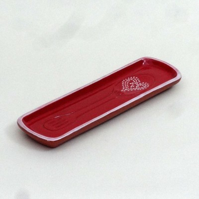 Tabuleiro retangular de cerâmica vermelha com decoração branca de coração