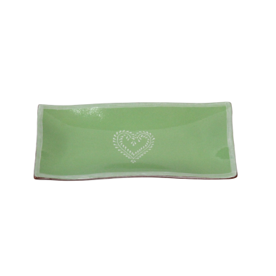 Travessa retangular verde com coração branco no centro