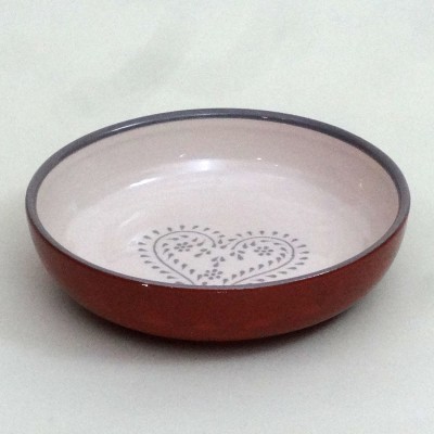 Prato raso de cerâmica com padrão de coração cinzento no interior e borda preta