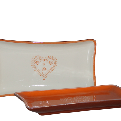 Duas travessas rectangulares cerâmicas com borda laranja e padrão de coração