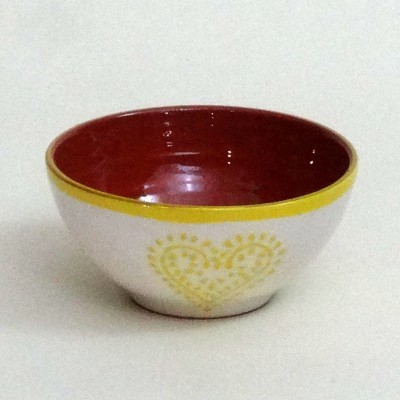Tigela de cerâmica branca e vermelha com padrão de coração amarelo