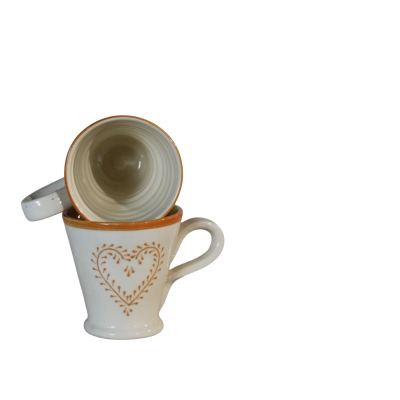 Duas chávenas de porcelana branca com padrão de corações castanhos e bordas castanhas entrelaçadas