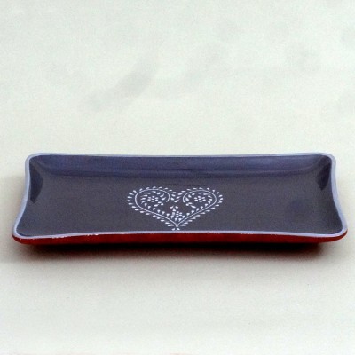 Tabuleiro retangular azul com coração branco e borda vermelha