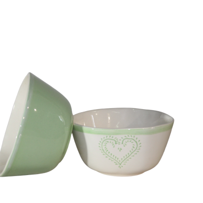Duas tigelas de cerâmica, verde e branco com coração verde