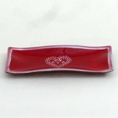 Prato retangular vermelho em cerâmica com coração branco no centro