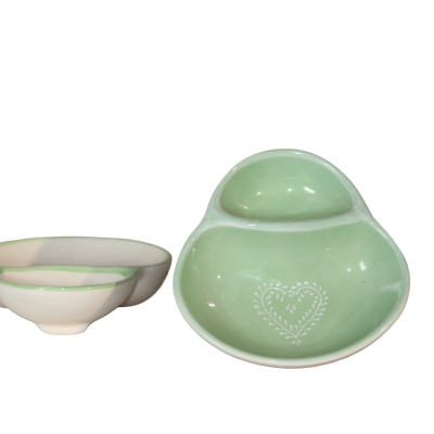 Duas taças de cerâmica, verde claro e branco com borda verde