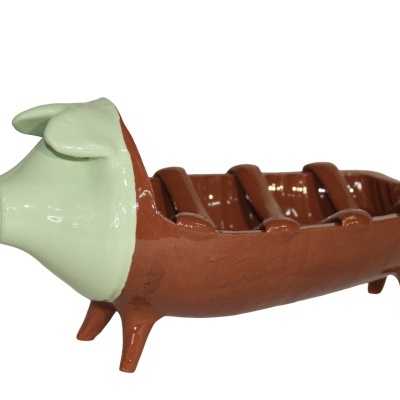 Prato cerâmico em forma de porco para grelhados, verde e castanho.