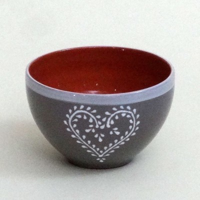 Tigela cinzenta com interior vermelho e padrão de coração branco