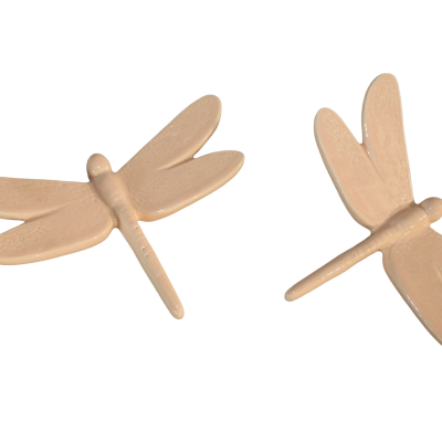 Enfeites decorativos de libélulas em cerâmica bege com textura craquelada.