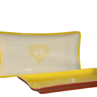 Dois tabuleiros retangulares em cerâmica creme e amarelo com decorações em forma de coração