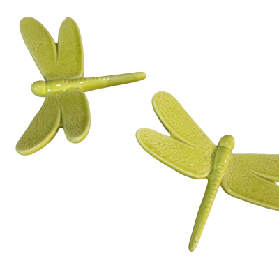 Figuras decorativas de libélulas verdes em cerâmica