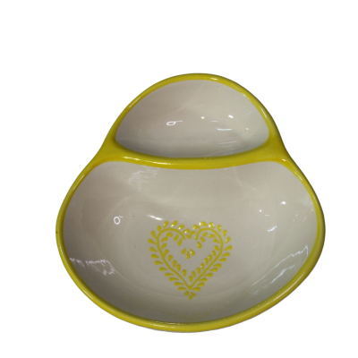 Prato em cerâmica branco com bordas amarelas e padrão de coração amarelo.