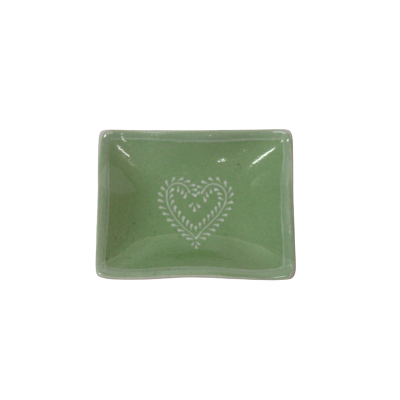 Prato quadrado verde com coração branco no centro