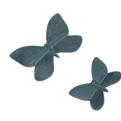 Dois ornamentos de borboleta metálicos cinzento azulado