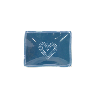 Pequeno prato quadrado azul com desenho branco de coração ao centro