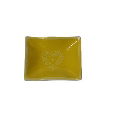 Prato rectangular amarelo mostarda com padrão de coração branco no centro