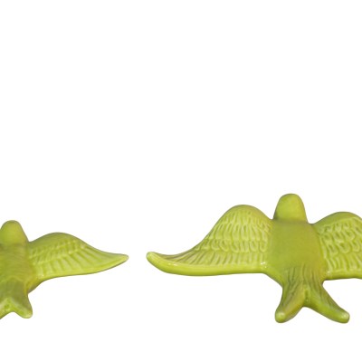 Duas figuras decorativas de pássaros verdes em cerâmica com asas abertas.