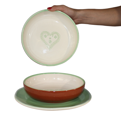 Conjunto de pratos e tigela de cerâmica com padrão de coração verde.