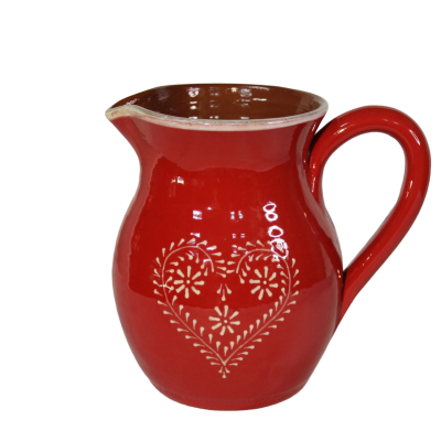 Jarro de cerâmica vermelho com padrão branco em forma de coração.