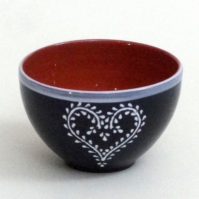 Taça de cerâmica preta com interior vermelho e coração branco