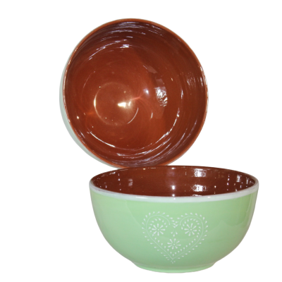 Duas tigelas de cerâmica verde claro com interior castanho e padrão de coração branco.