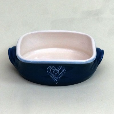 Caçarola cerâmica azul com interior branco e coração branco pintado