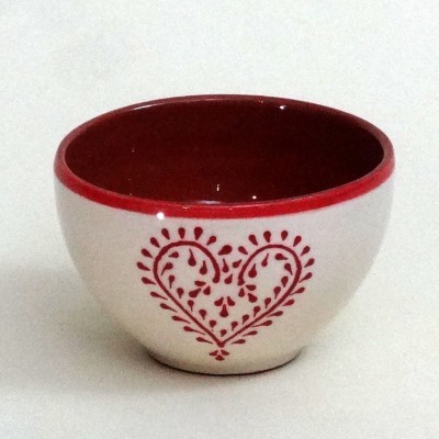 Taça cerâmica branca com interior vermelho e coração vermelho decorativo