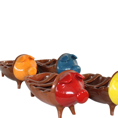 Cinzeiros em forma de galinhas coloridas e bases marrons decorativas