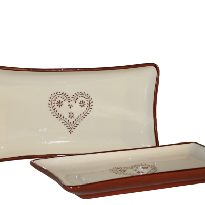 Travessas retangulares de cerâmica creme com bordas castanhas e coração decorativo.