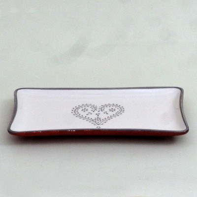 Prato retangular branco com coração cinza e fundo vermelho