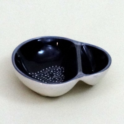 Recipiente em forma de coração branco e preto com padrão de pontos