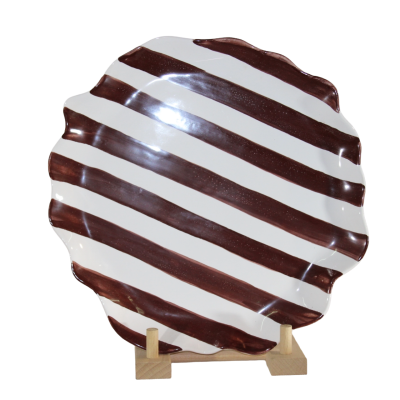 prato decorativo branco com riscas castanhas diagonais em suporte de madeira