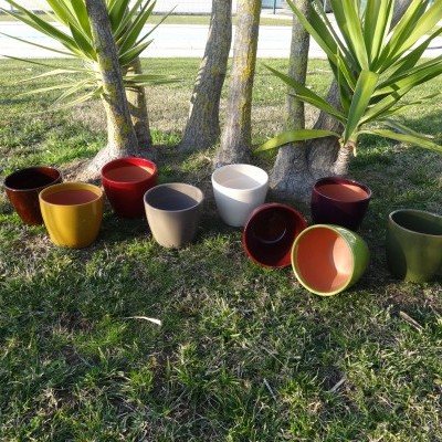 Conjunto de vasos coloridos em cerâmica sobre relva