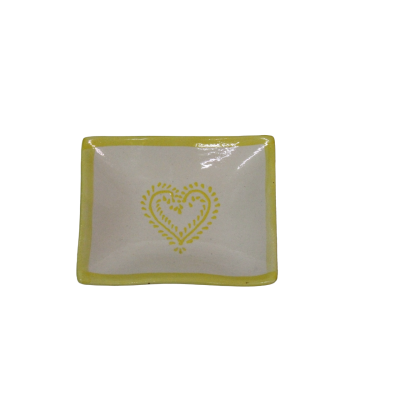 Prato retangular branco com borda amarela e coração amarelo no centro