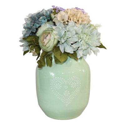 Jarro verde claro com flores artificiais em tons pastel e coração branco desenhado