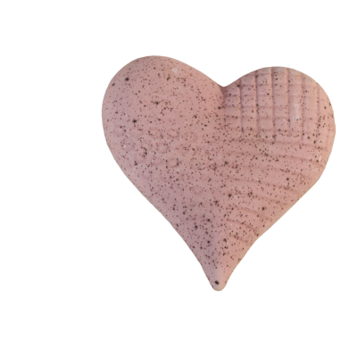 Almofada cor-de-rosa em forma de coração com pontos castanhos