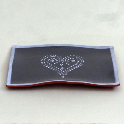 Prato retangular cinzento com coração branco desenhado no centro e borda branca