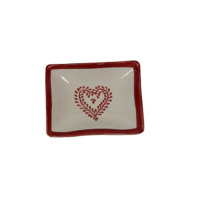 Prato quadrado de cerâmica com borda vermelha e desenho de coração no centro
