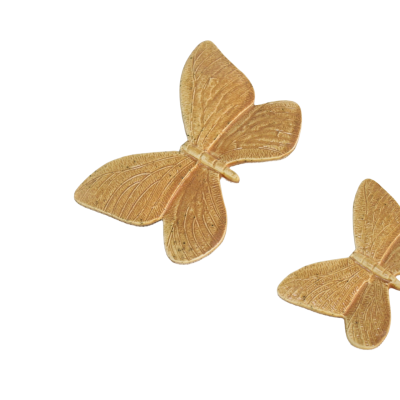 Ornamentos em forma de borboleta castanhos com detalhes em relevo