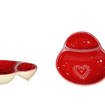 Conjunto de taças vermelhas e bege com padrão de coração