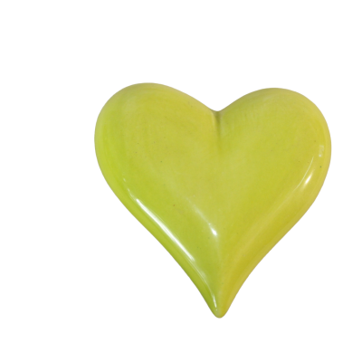 Coração decorativo amarelo em superfície lisa e brilhante
