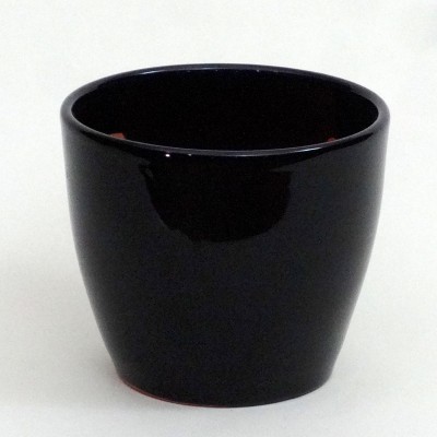 Vaso de cerâmica preto brilhante cónico em fundo branco