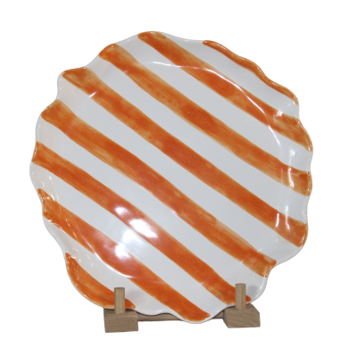Prato cerâmico branco com riscas largas laranja e borda ondulada