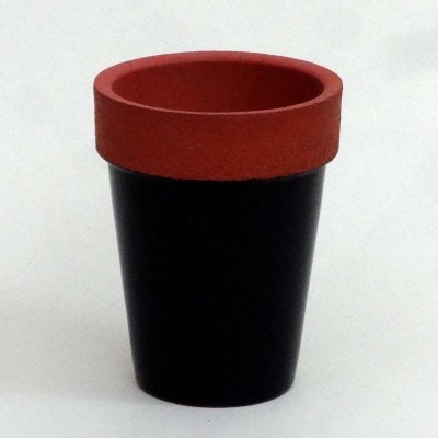 Vaso de planta preto com borda vermelha em terracota